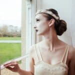 A Dark & Dramatic Black Swan Styled Shoot - Img