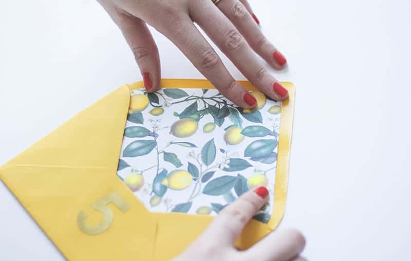 Pretty DIY Envelope Table plan with free printable floral envelope liners