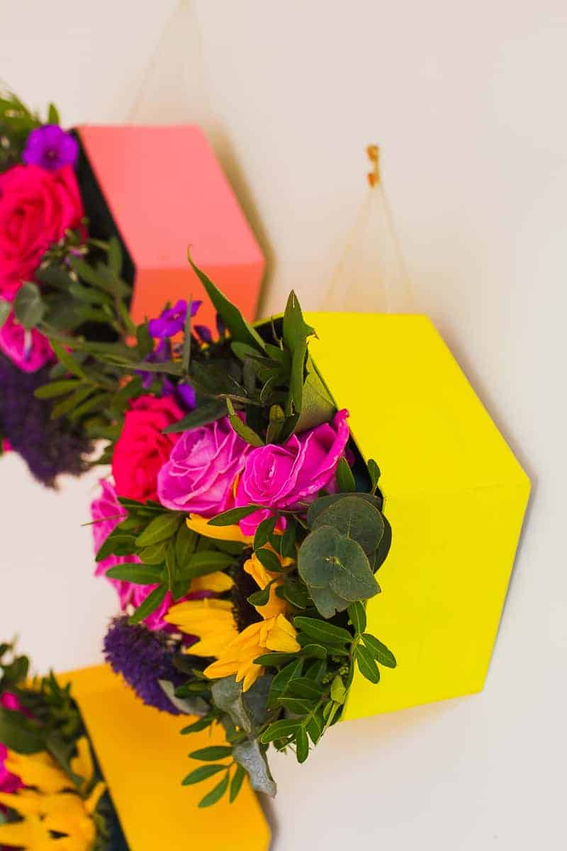 Boîtes à fleurs hexagonales bricolage suspendues décoration murale inspiration mariage avec fleurs Sereneta-7