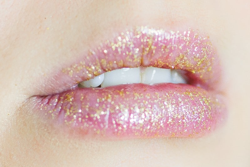 Christmas makeup looks glitter gold ways to wear hairline eyeshadow lipstick nails fun golden sparkle-2