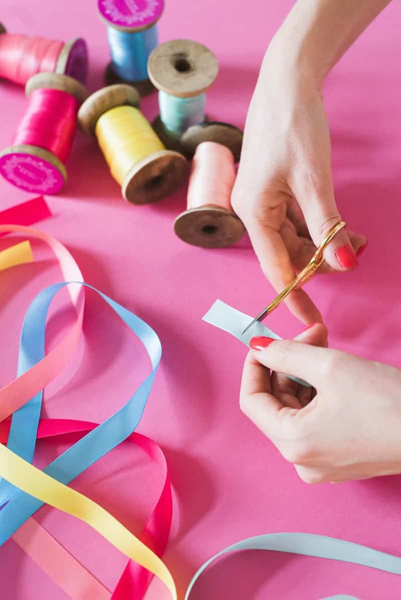 DIY colourful ribbon table plan unique alternative escort cards-17