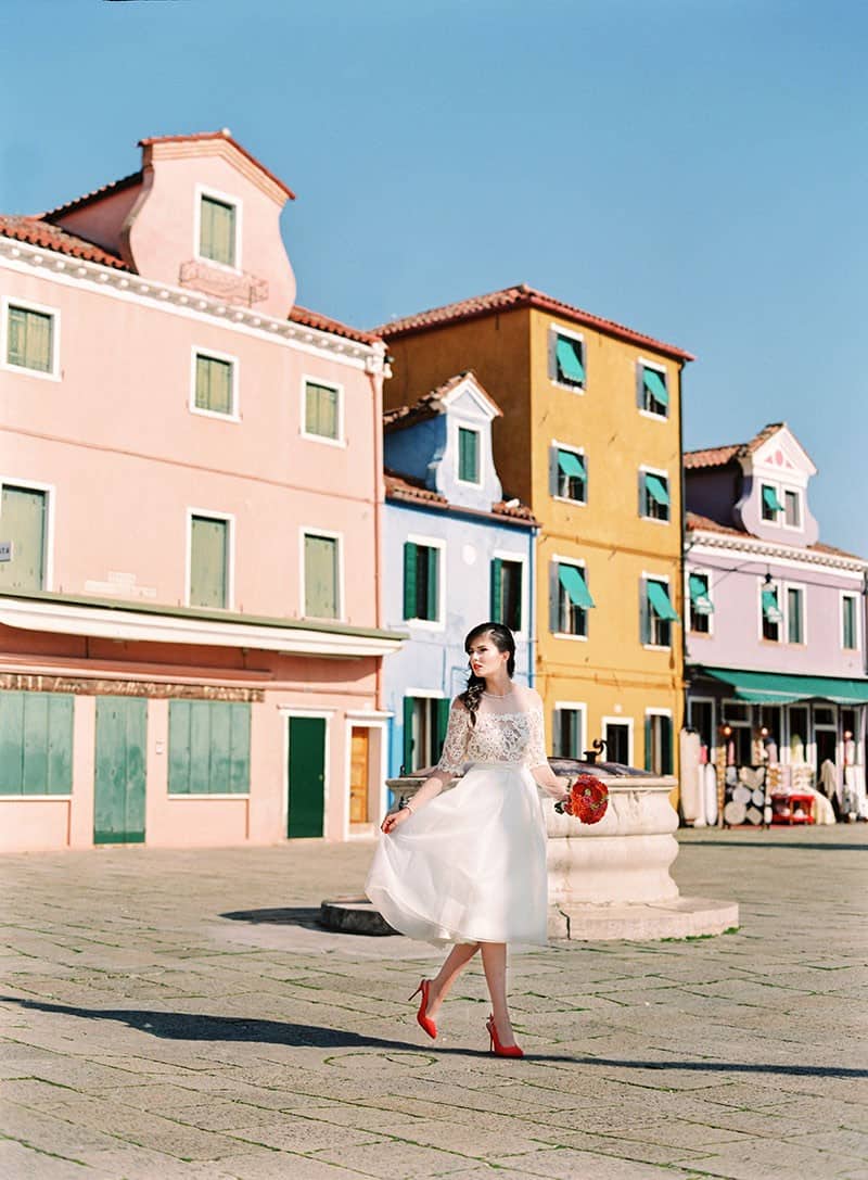 COLOURFUL WEDDING INSPIRATION IN BURANO, ITALY (23)