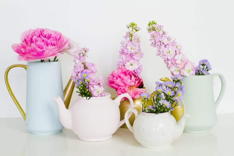 Upcycling Teapots Rustoleum patel recreate vases flowers centrepieces pretty vintage_-8