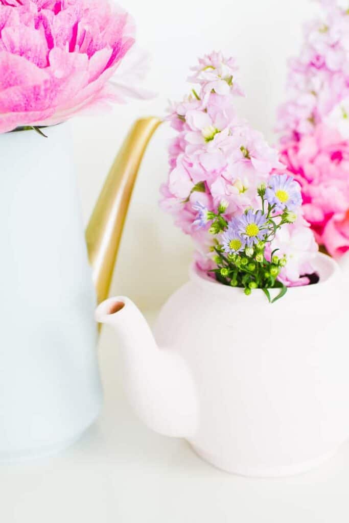 HOW TO TURN TEAPOTS INTO FLOWER VASE CENTREPIECES FOR YOUR WEDDING