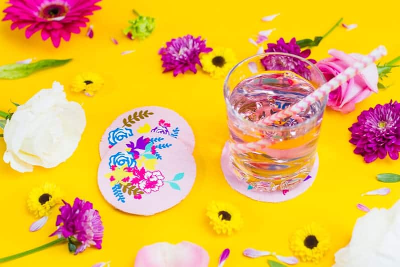 Sous-verres de fleurs florales de bricolage avec décor de table de mariage de projet de vinyle Cricut jolies faveurs feuillage-4