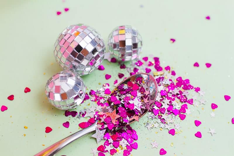 DIY Glitter Station Wedding Make Your own sparkle station glitter face makeup festival_-19