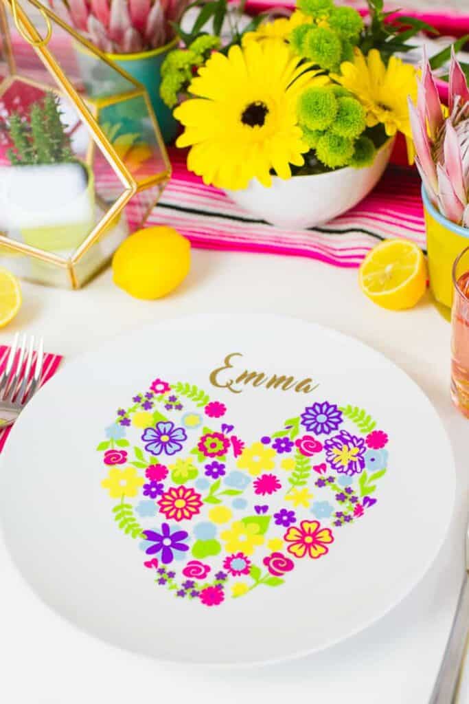 DIY FLORAL PLATE PLACE SETTING FOR YOUR COLOURFUL WEDDING TABLE DECOR