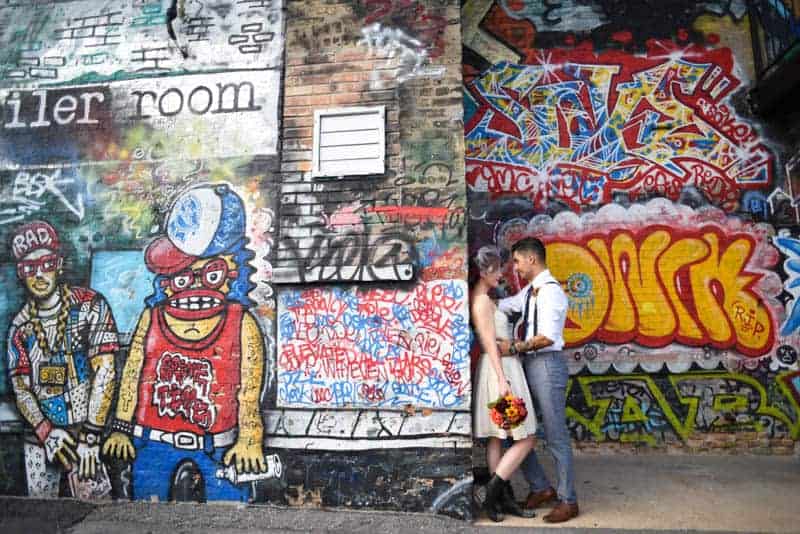 rock-roll-elopement-with-chicagos-colorful-wall-murals-15