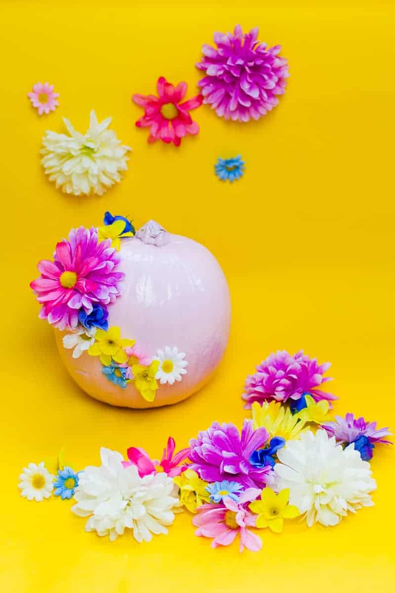 diy-floral-flower-pumpkins-in-pastel-pink-girlie-tutorial-with-faux-fake-flowers-for-halloween-autumn-fall-wedding-decor-10