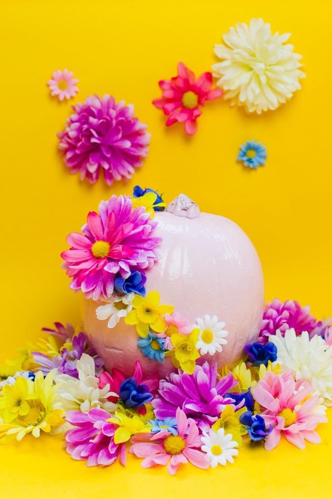 diy-floral-flower-pumpkins-in-pastel-pink-girlie-tutorial-with-faux-fake-flowers-for-halloween-autumn-fall-wedding-decor-15
