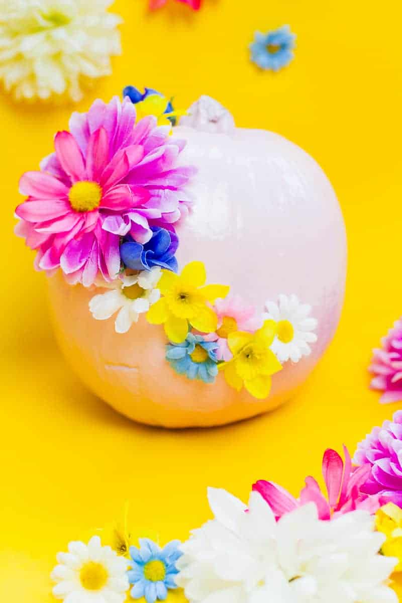 diy-floral-flower-pumpkins-in-pastel-pink-girlie-tutorial-with-faux-fake-flowers-for-halloween-autumn-fall-wedding-decor-7