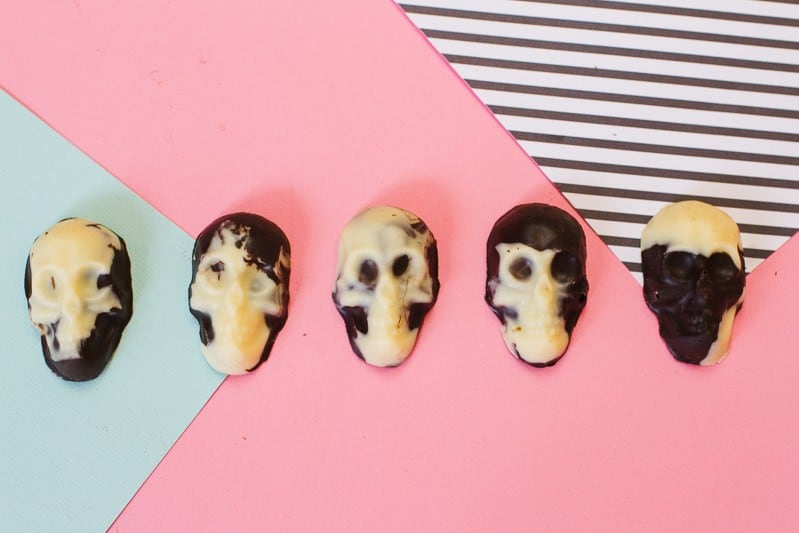 marble-chocolate-skulls-halloween-candy-diy-tutorial-recipe-favours-day-of-the-dead-white-dark-chocolate-11