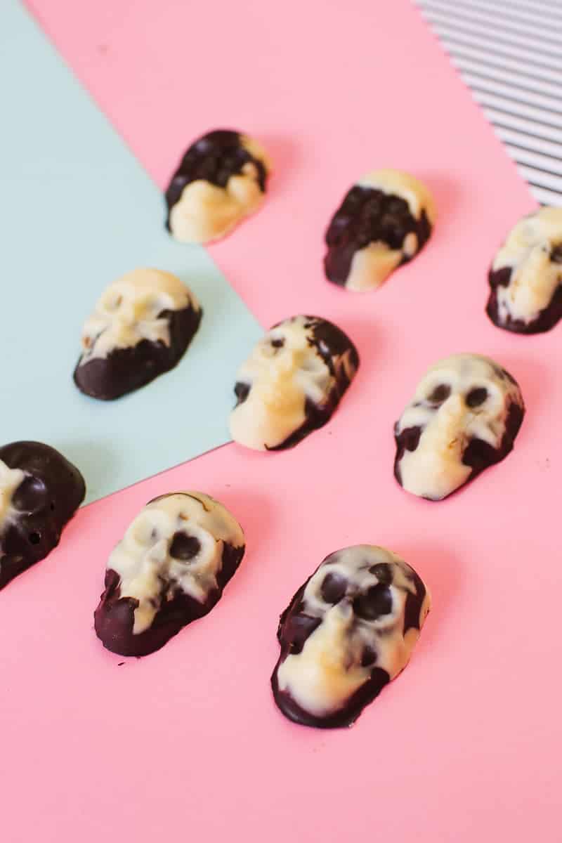 marble-chocolate-skulls-halloween-candy-diy-tutorial-recipe-favours-day-of-the-dead-white-dark-chocolate-13