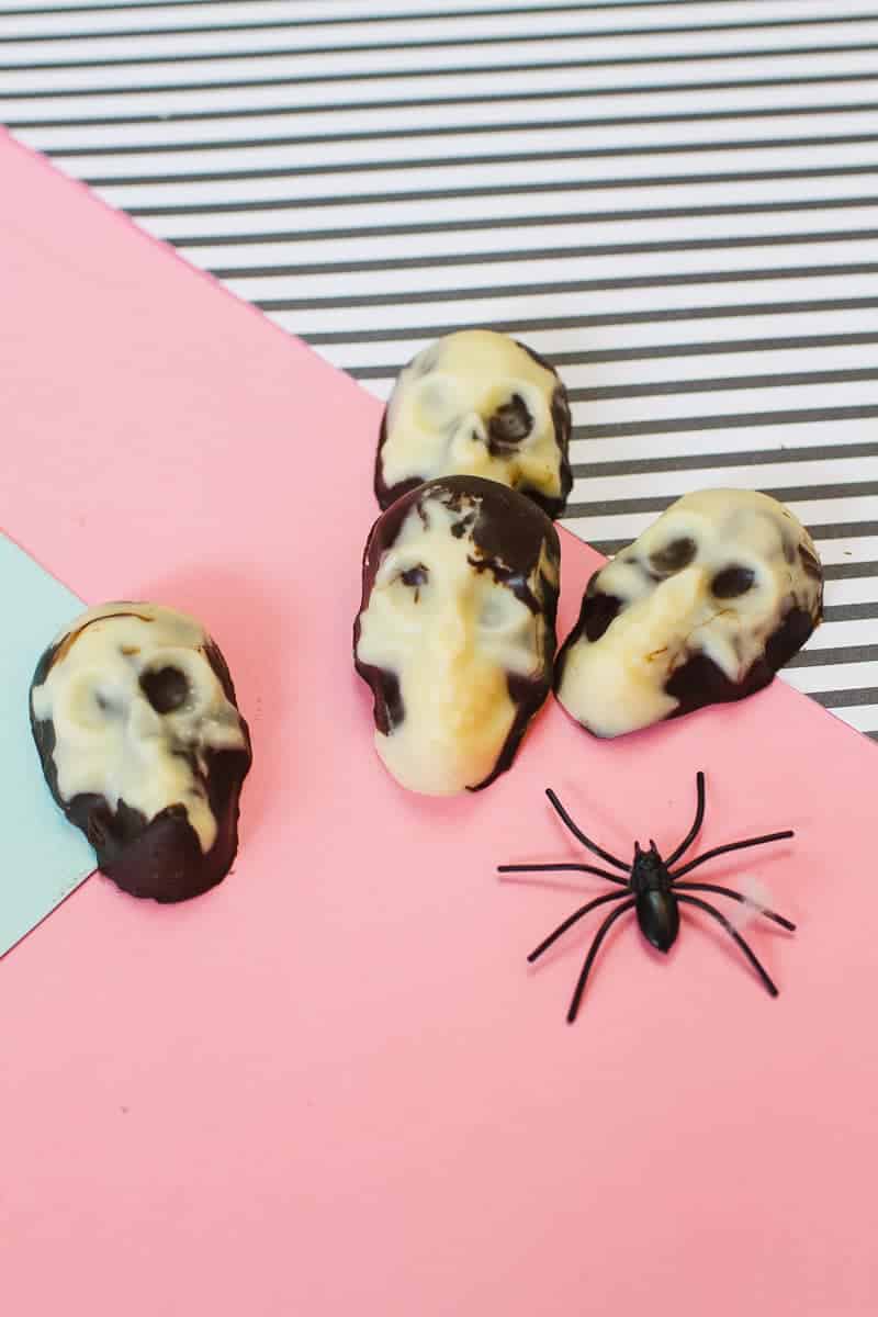 marble-chocolate-skulls-halloween-candy-diy-tutorial-recipe-favours-day-of-the-dead-white-dark-chocolate-16