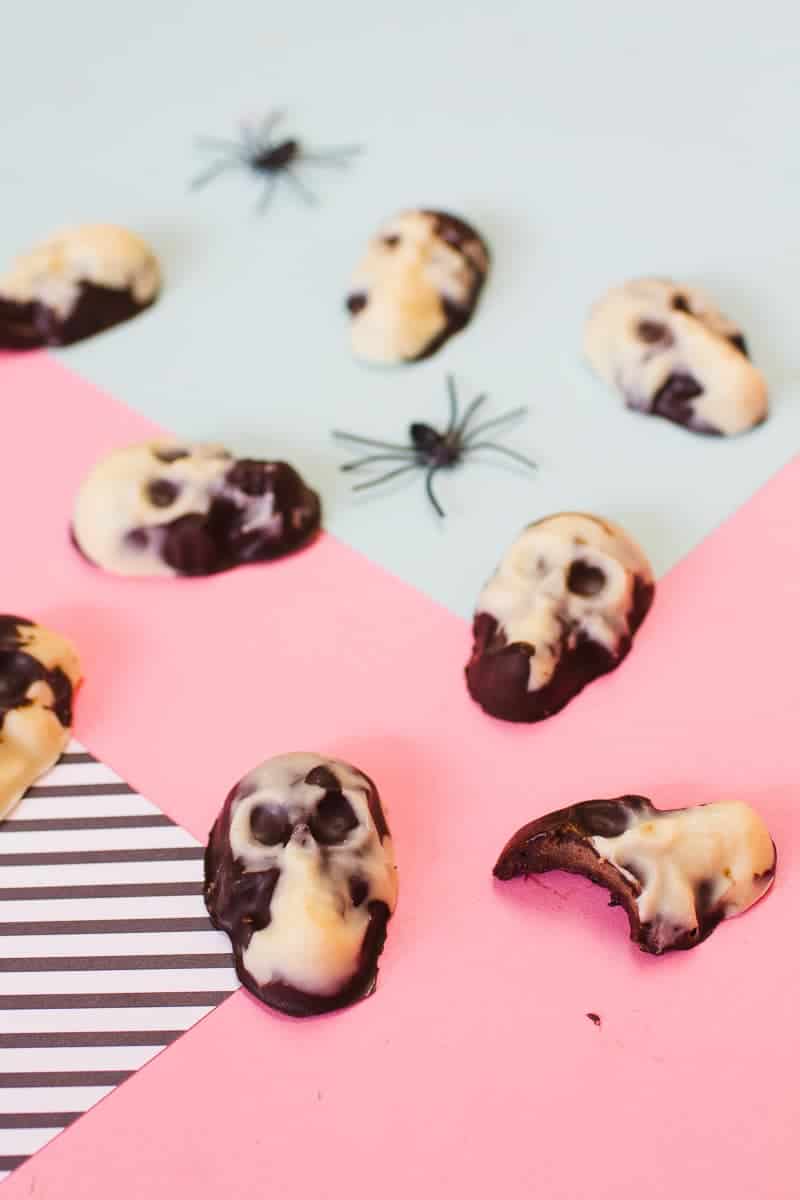 marble-chocolate-skulls-halloween-candy-diy-tutorial-recipe-favours-day-of-the-dead-white-dark-chocolate-17