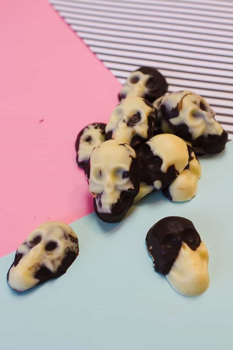 marble-chocolate-skulls-halloween-candy-diy-tutorial-recipe-favours-day-of-the-dead-white-dark-chocolate-2