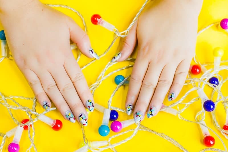 christmas-light-nails-manicure-mani-festive-colourful-xmas-silver_-6