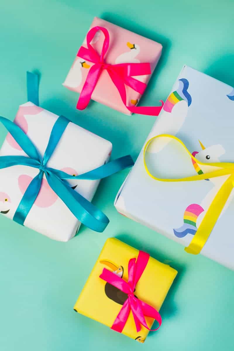 free-printable-pool-float-wrapping-paper-christmas-gift-wrap-birthday-flamingo-toucan-swan-unicorn-themed-9