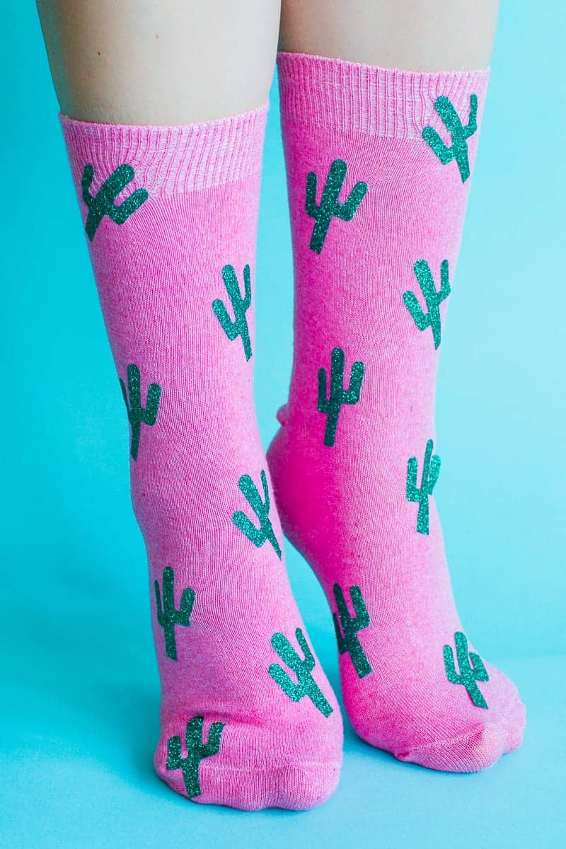 diy-christmas-socks-polka-dot-gold-cactus-glitter-pink-make-your-own-tutorial-cricut-4
