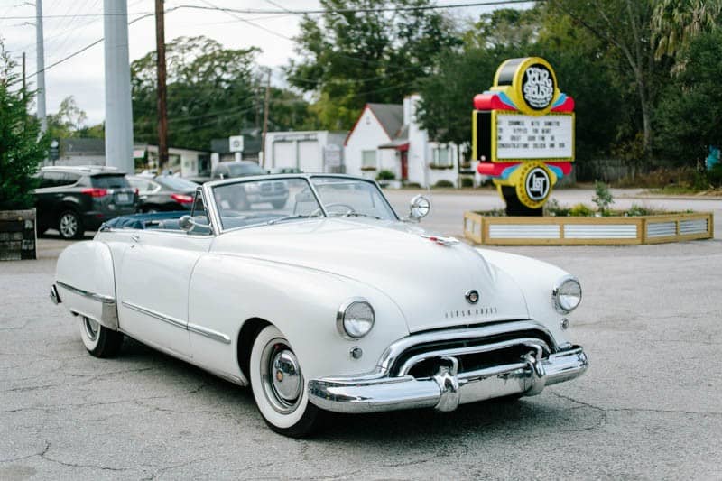 INTIMATE WEDDING IN THE COLORFUL CHARLESTON POUR HOUSE TAVERN (29)