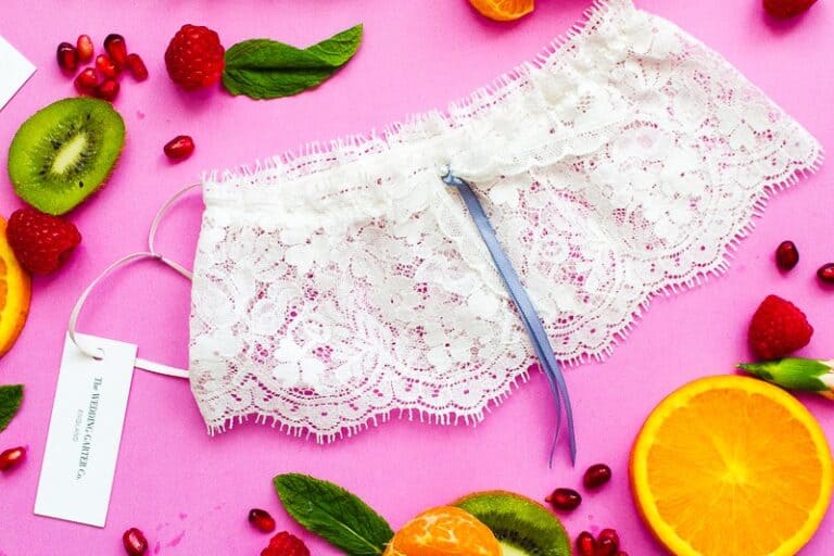 WHAT STYLE OF GARTER SHOULD I WEAR WITH MY WEDDING DRESS? UNIQUE