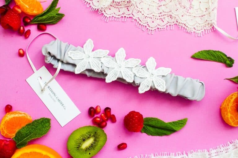 WHAT STYLE OF GARTER SHOULD I WEAR WITH MY WEDDING DRESS? UNIQUE