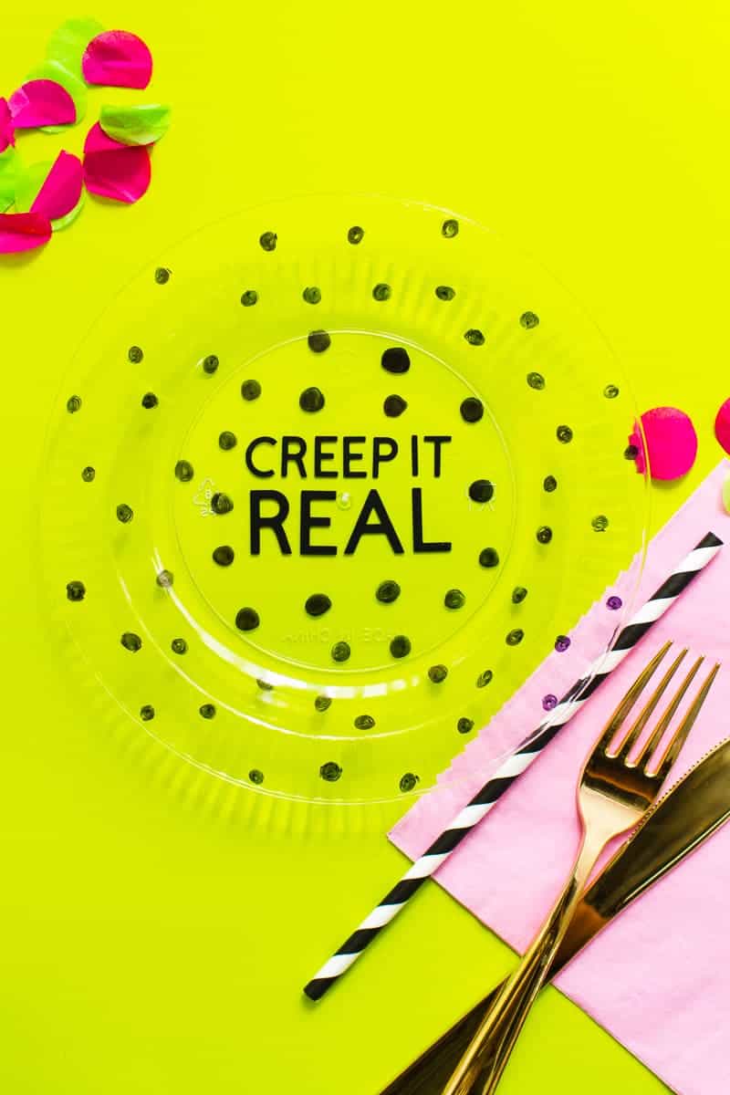 DIY HALLOWEEN PUN PLATES - Halloween Pun Slogan Plastic Plates Decor Funny Fun Creepy Fall Table