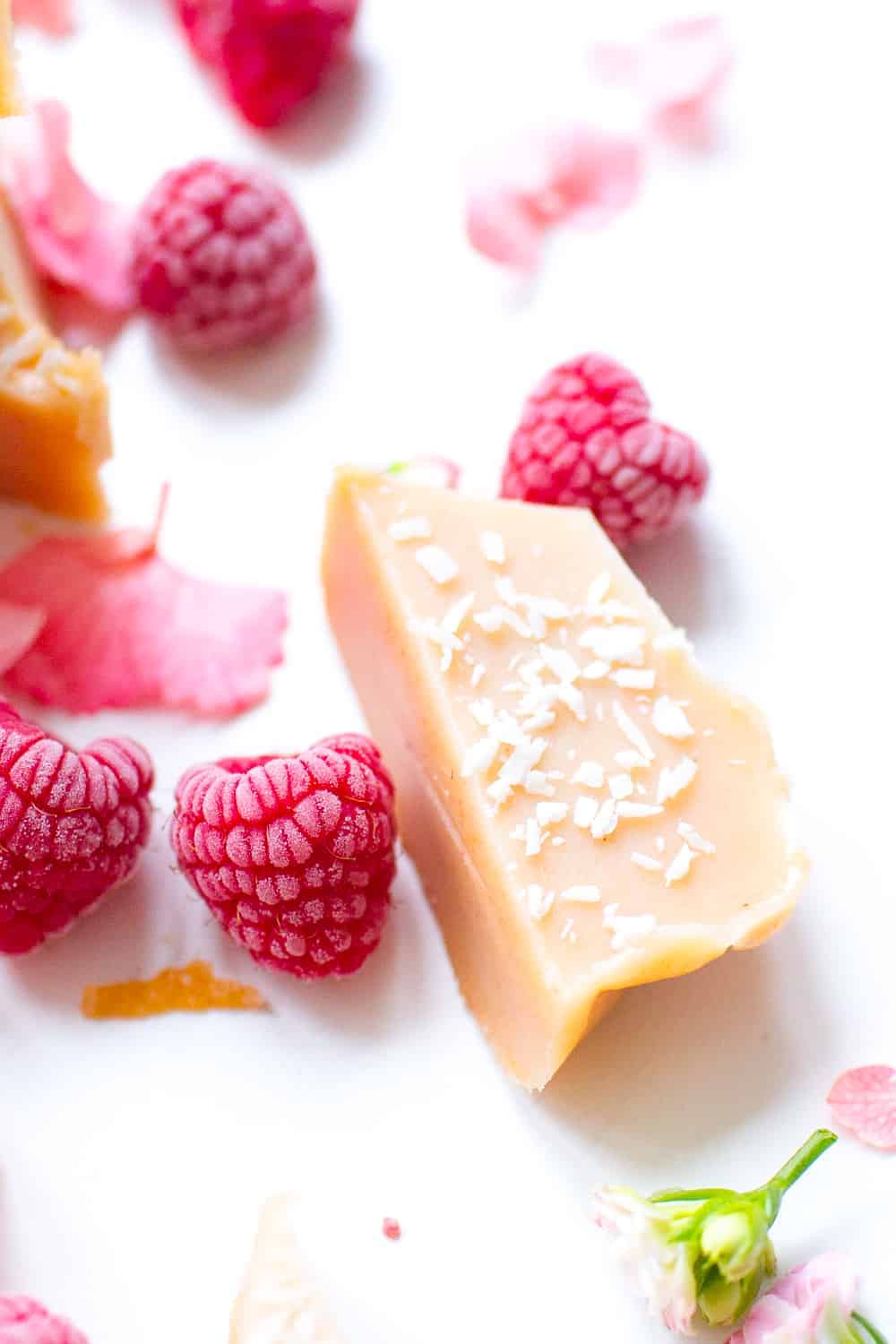 VEGAN WHITE CHOCOLATE RECIPE WITH GOJI BERRIES - Vegan White Chocolate Recipe Cacao Butter Coconut Butter Goji Berry Powder How To Make Homemade Pink