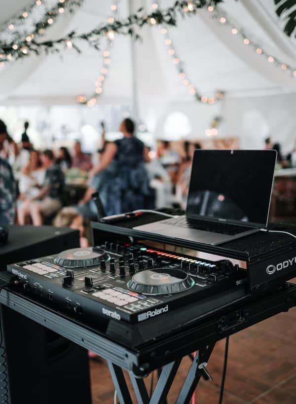 Tips for Choosing the Wedding DJ