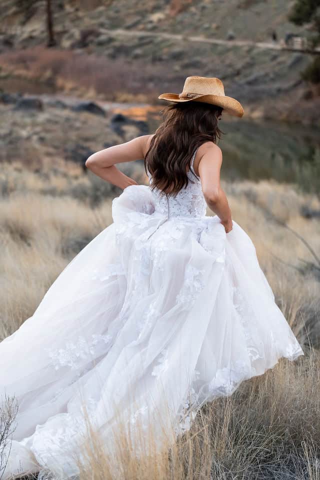 western bridal photo shoot at Smith Rock State Park in oregon