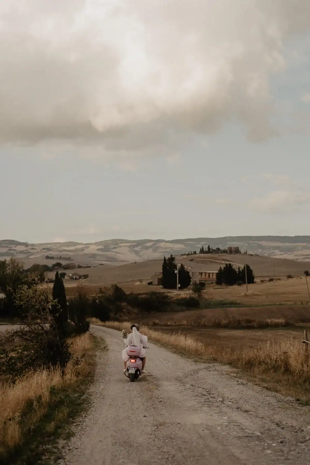Cozy Elopement shoot in the Tuscan Countryside Hills