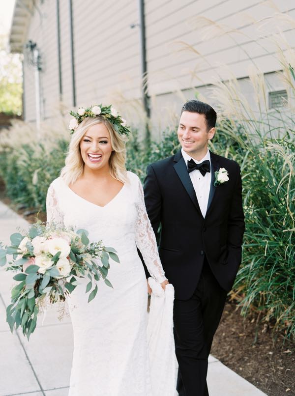 bride and groom using 2016 wedding trends revived in 2026